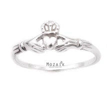 Ezüst Gyűrű "Szívet Tartó Kéz" Mintával Ezüst Gyűrű "Szívet Tartó Kéz" Mintával